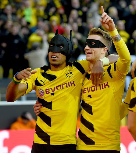 E&#39; un Borussia Dortmund con i superpoteri: 3-0 nel derby contro lo Schalke ed esultanza all&#39;altezza. Ecco i protagonisti: Pierre-Emerick Aubameyang, nei panni di Batman, e Marco Reus, nelle vesti di Robin. Getty